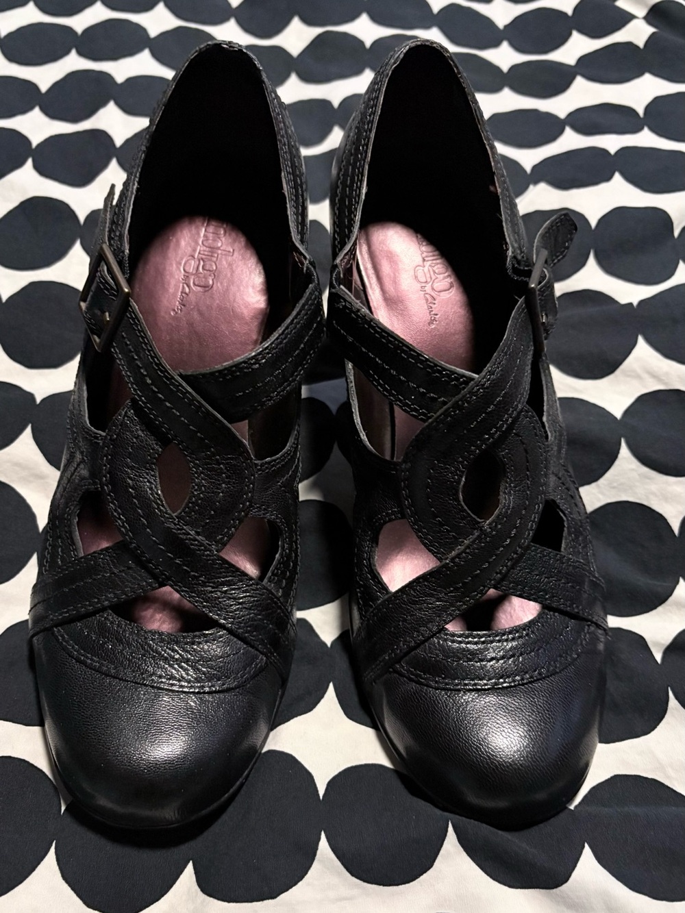 Indigo by Clarks "Sylvie" cutout Mary Jane pumps, size 9.5.